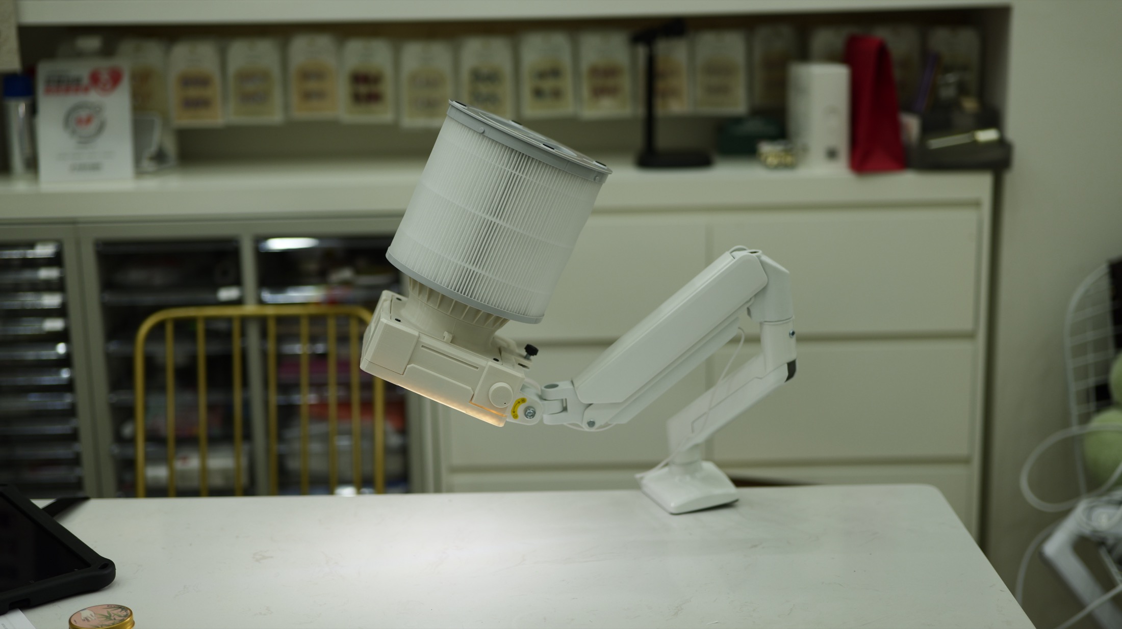 UA-002ARM extended on a professional nail desk